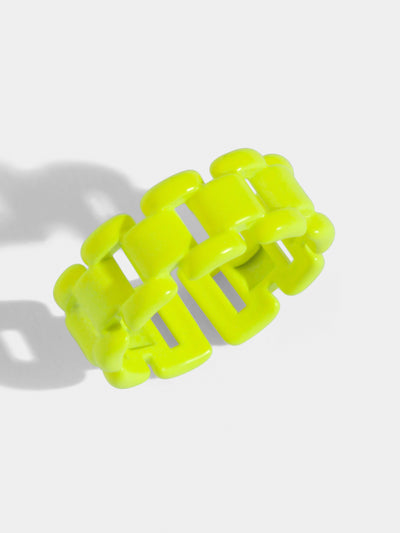 Chain ring neon yellow colored, made out of stained steel. Perfect to match with some pink outfit.