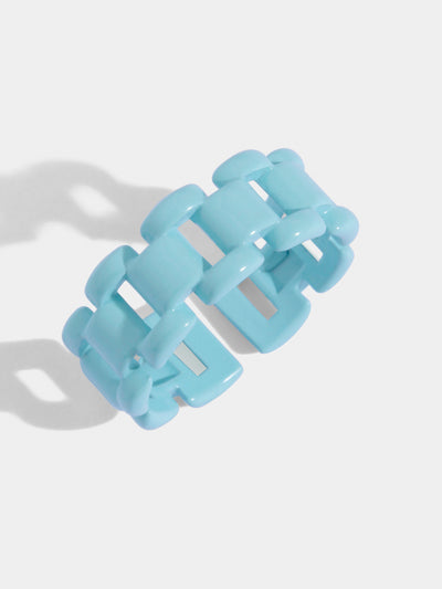 Light blue chain ring made with steel. Match it with an orange bag or accessory. Adjustable to fit you.